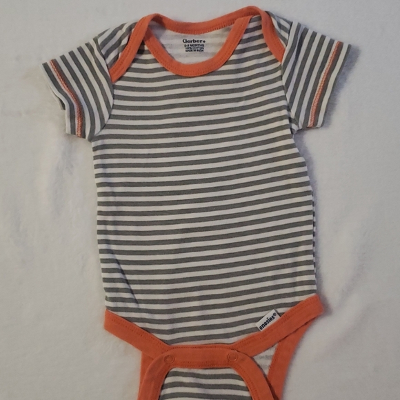 Gerber onesie lot 4️⃣ pieces - Picture 2 of 5